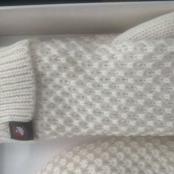 Canada weather gear hat and mitten set - Picture 4 of 4